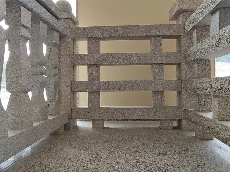 Balaustrada de granito expuesta en las instalaciones de Granitos Corbillón en San Cibrao das Viñas
