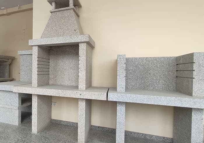 Barbacoa de granito a medida expuesta en Granitos Corbillón, San Cibrao das Viñas