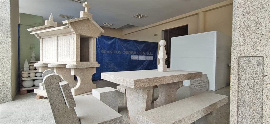 Exposición de piezas de granito en las instalaciones de Granitos Corbillón en el Polígono de Barreiros