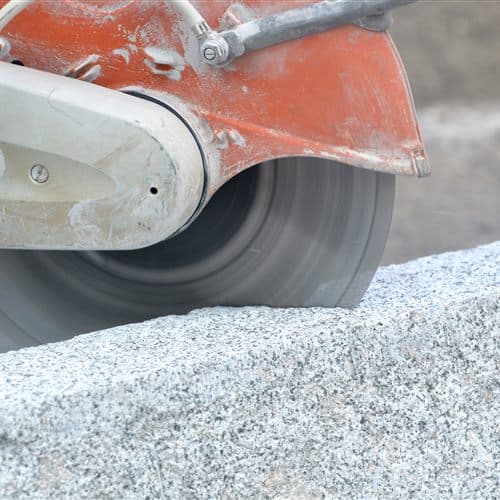 Corte de granito con disco en el taller de Granitos Corbillón en San Cibrao das Viñas