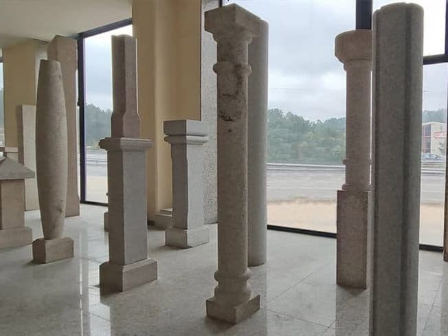 Pilares de granito expuestos en las instalaciones de Granitos Corbillón en San Cibrao das Viñas