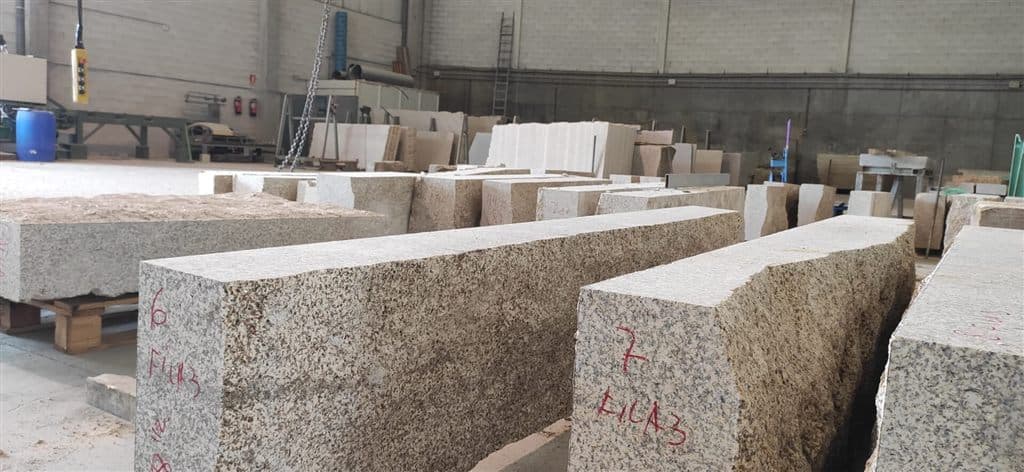 Bloques de granito en stock en las instalaciones de Granitos Corbillón en San Cibrao das Viñas